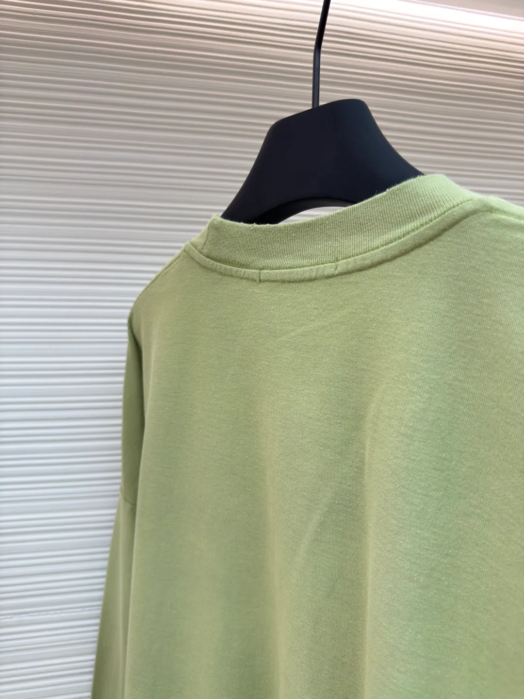 Acne Studios 1966 mud-dyed washed and distressed long sleeves ●Authentic product: purchased and developed for 2399 ●Item number: 1680623-A15 ●Fabric: super soft cotton fabric ●Technology: washed and distressed ●Version: loose fit ●Weight: about 420 grams ●Size: S-M-L-XL ●Description: Made of ultra-soft pure cotton fabric, garment-dyed, washed and distressed, the chest part has a dirty feel, and the lower part shows a gradient effect. The neckline is slightly frayed to better fit the overall tone. The overall line is straight and delicate, the fabric is comfortable and soft, and the color is consistent without color difference. It can be matched with the same style to create a fashionable look and control various occasions. Customized accessories, complete with three standards, the same style for men and women!